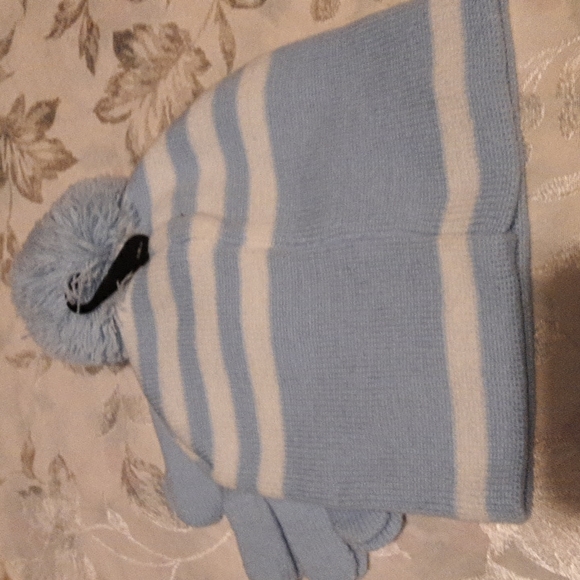 Disney FROZEN Hat and gloves - Picture 2 of 2